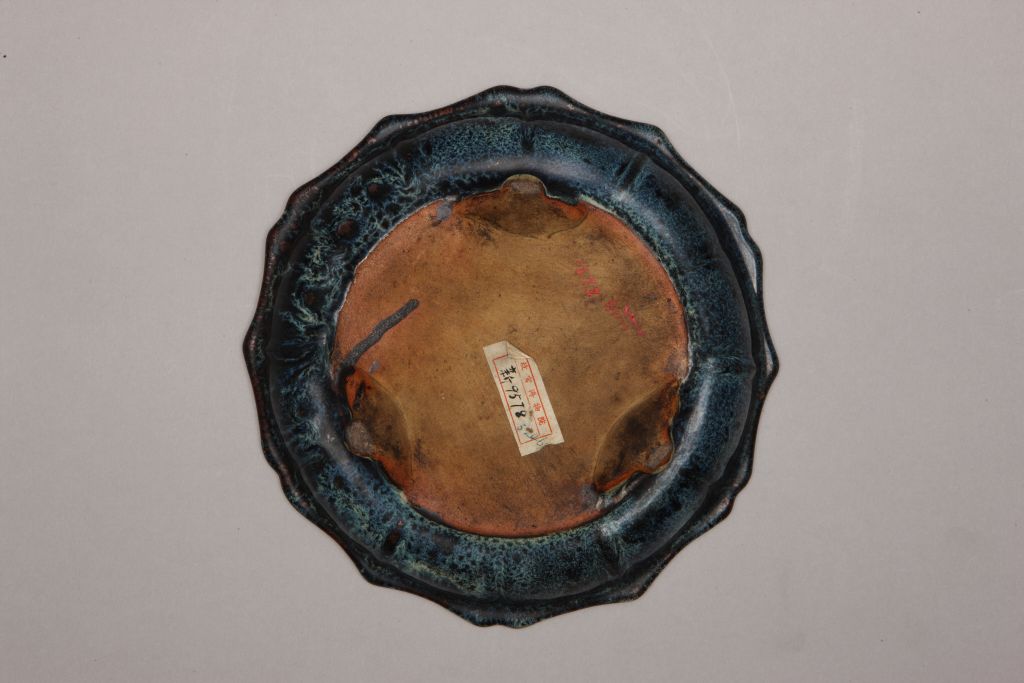 石湾窑仿钧釉菱花式三足花盆托